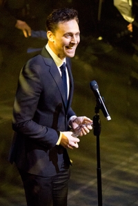 Tom Hiddleston nimmt den Award für das Best Play Revival entgegen. Foto: Peter Gibbons